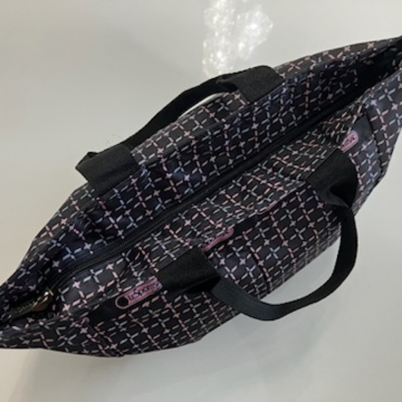 LeSportSac multicolor zippered bag with handles. 15'x9'.Mint condition. - Picture 4 of 5